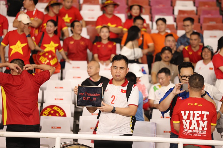 Fans disheartened as Vietnam fall to Indonesia in World Cup qualifiers