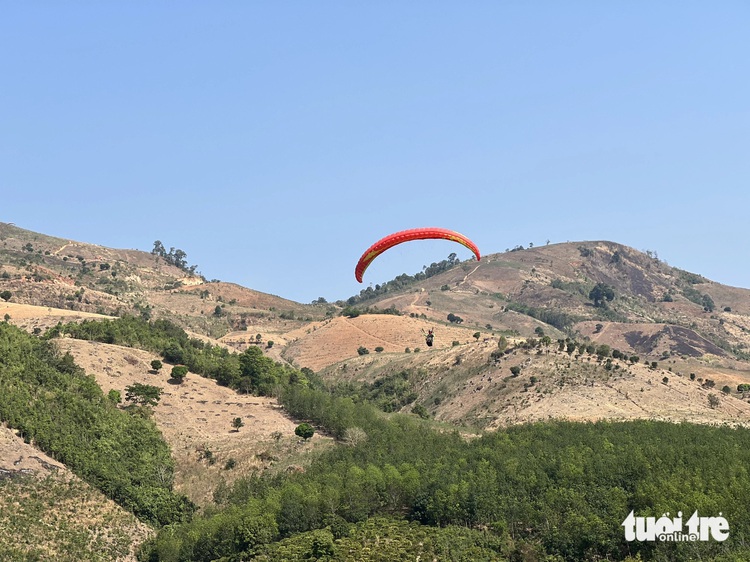 130 pilots compete in Vietnam’s Central Highlands paragliding tournament
