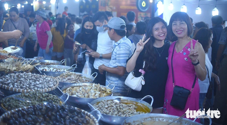 Foreign visitors enjoy specialty food at culinary fest in Vietnam’s Binh Dinh