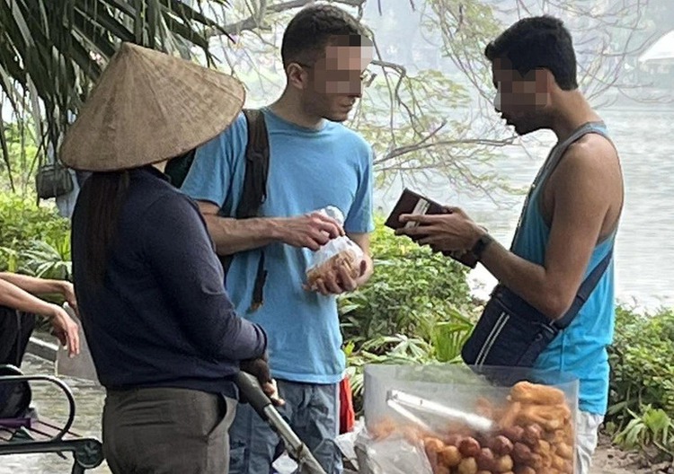 Street vendor fined for overcharging foreign tourists in Hanoi