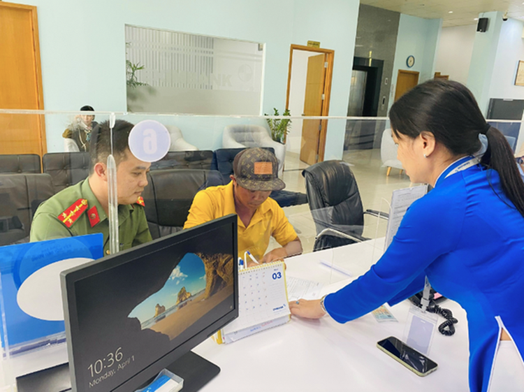 Vietnamese man returns mistakenly-transferred $16,000 to owner