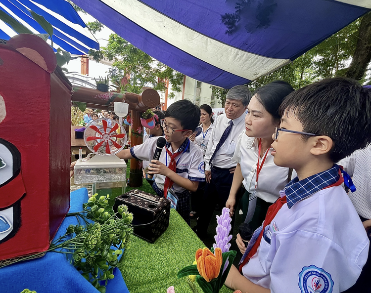 Ho Chi Minh City elementary school students create eye-opening smart garden model