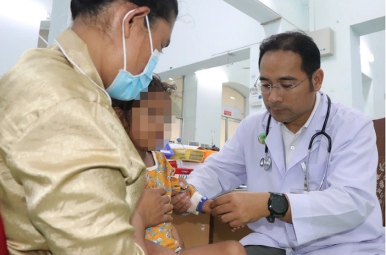 Vietnamese doctors save Cambodian girl from severe dengue