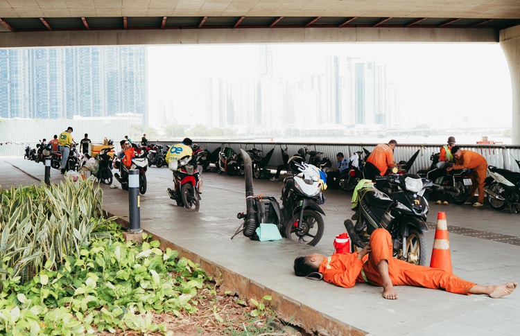 Delivery drivers cancel orders given heatstroke concerns in Ho Chi Minh City