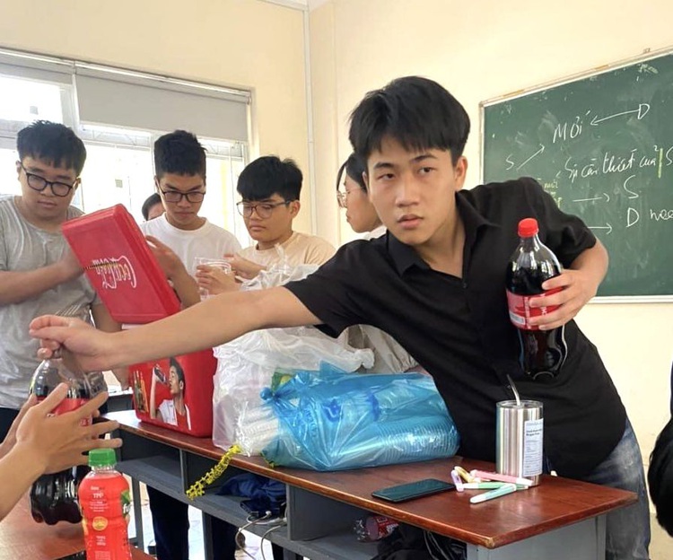 Lecturer’s soft drink distribution comforts university students amid sweltering weather in Ho Chi Minh City