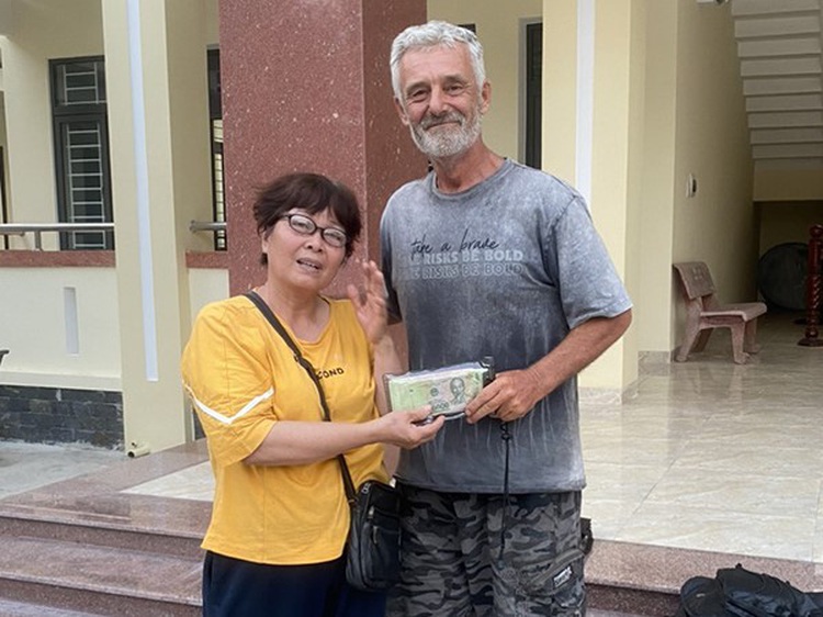 Vietnamese woman returns lost valuable backpack to Canadian