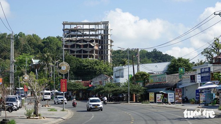 Illegally-built 12-story building completely demolished on Vietnam’s Phu Quoc