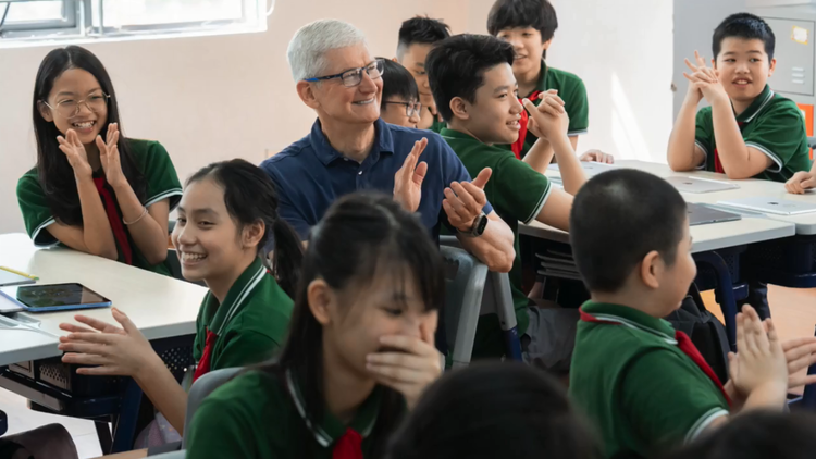 Apple CEO Tim Cook joins environment class using iPads in Hanoi