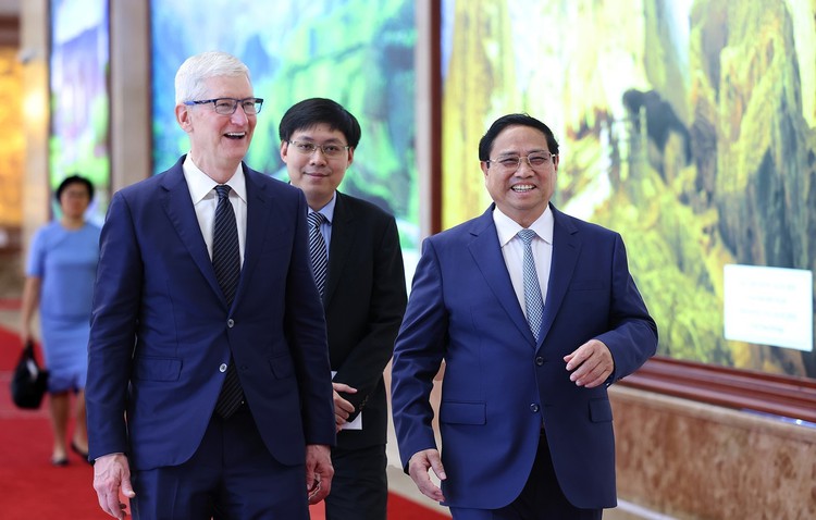 Apple says it wants to spend more on suppliers in Vietnam