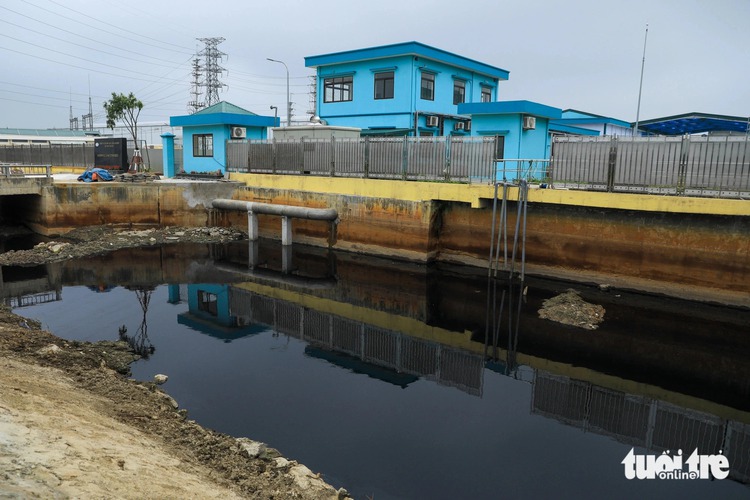Heavy pollution persists in channel near textile industrial park in northern Vietnam