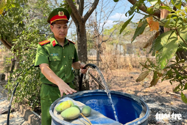 Police, military units take action to help relieve water stress for Vietnam’s Central Highlands