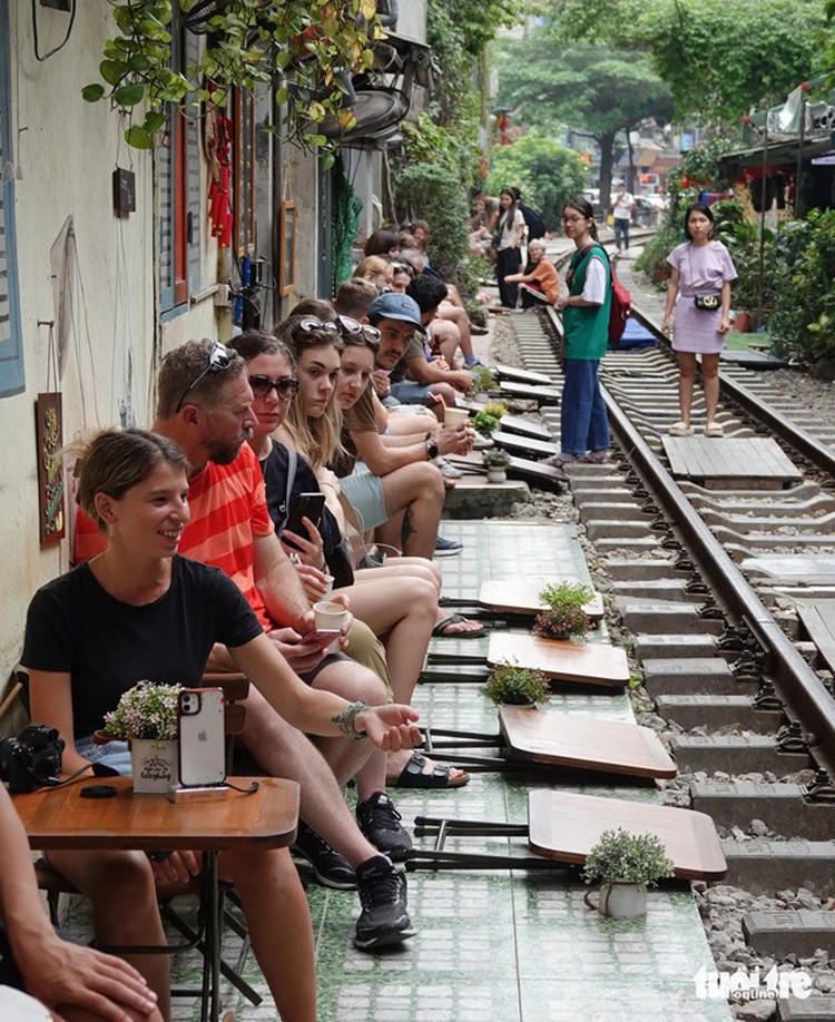 Hanoi trackside café street still a magnet for foreigners notwithstanding danger warning