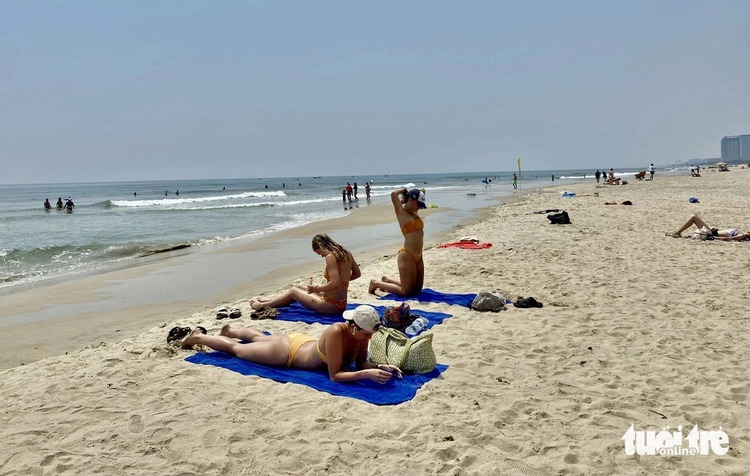 Foreigners flock to My Khe, one of Asia’s best beaches, for relaxation amid heat