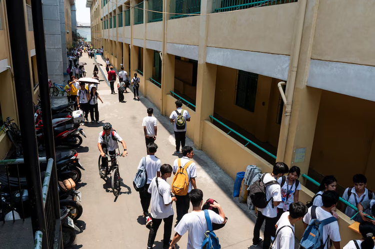 Philippine students suffer in wilting heat, thwarting education efforts
