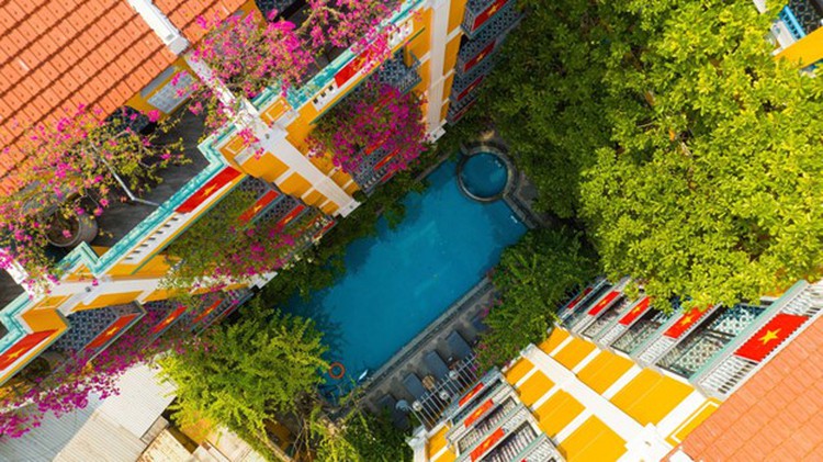 Hoi An hotel hangs 80 Vietnamese national flags during Reunification Day holiday