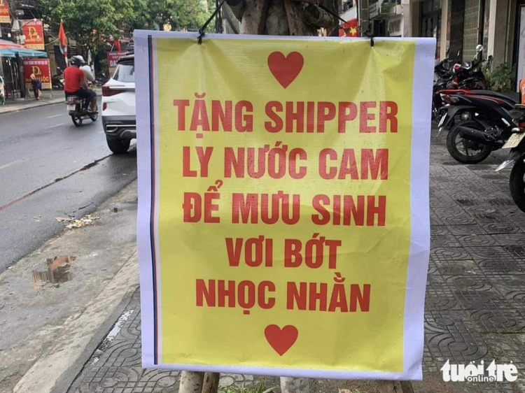 Free glasses of iced orange juice warm hearts, cool down outdoor workers in Da Nang