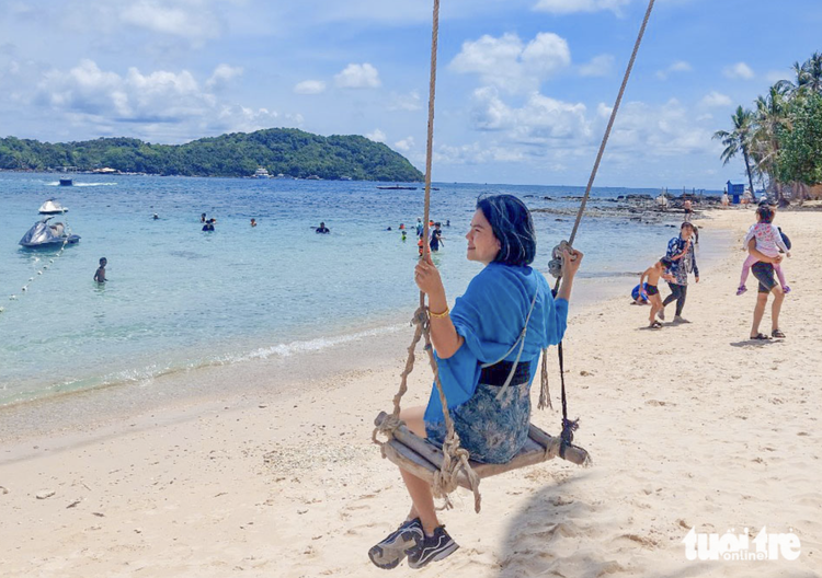 Tourists enamored with camping, feeding fish on Vietnam’s Phu Quoc Island