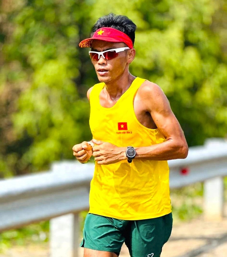 Retired Vietnamese runner concludes remarkable 1,800km run from Hanoi to Ho Chi Minh City