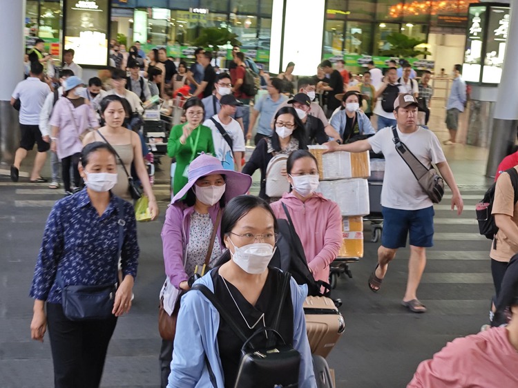 Tan Son Nhat airport crowded with taxi, ride-hailing drivers amid high holiday demand