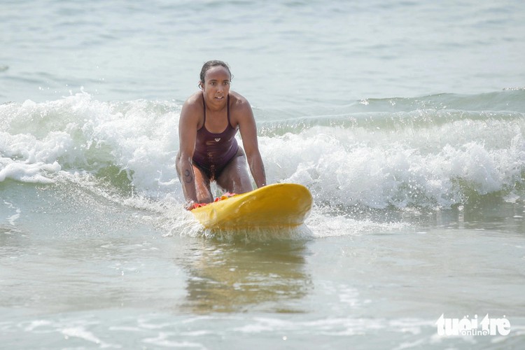 Female lifeguards compete in rescue competition in Da Nang