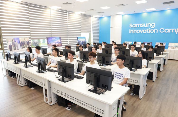 Vietnam becomes more attractive to int’l tech firms: Samsung executive