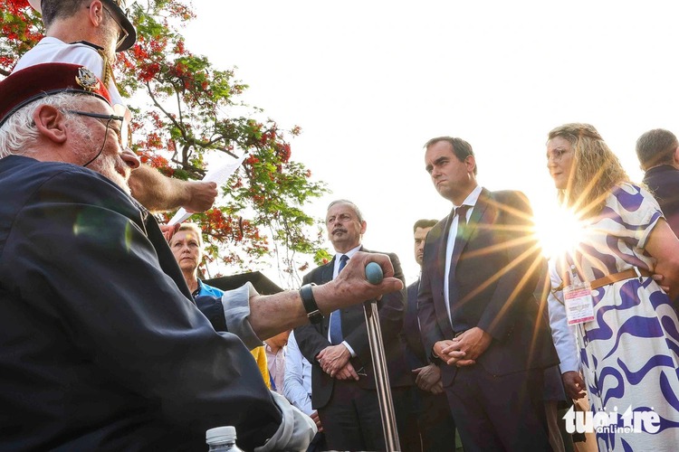 French minister visits war relics on Dien Bien Phu Victory anniversary in Vietnam