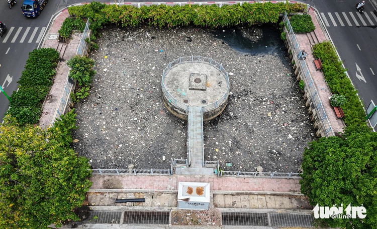 Nhieu Loc-Thi Nghe Canal in Ho Chi Minh City choked with garbage, dead fish