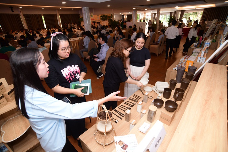 Ho Chi Minh City carbon credit event wows attendees with eco-friendly products