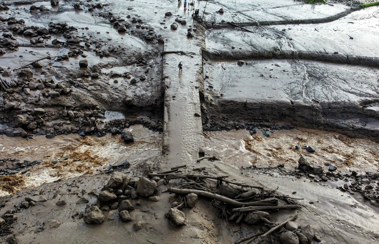 Floods kill 43 in Indonesia's West Sumatra, 15 missing