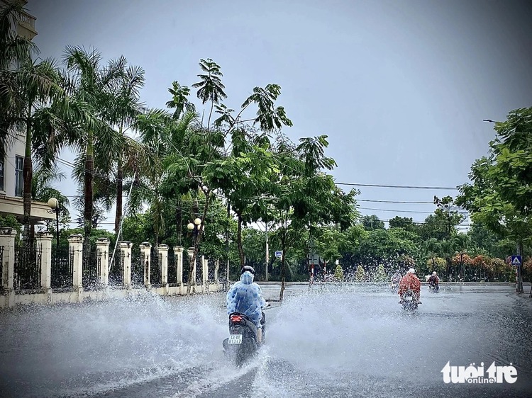 Hours-long rainfall leaves Da Nang streets submerged in water