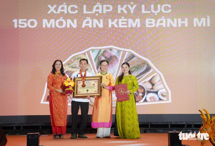 Ho Chi Minh City fest sets Vietnam’s record for display of 150 'banh mi' fillings, side dishes