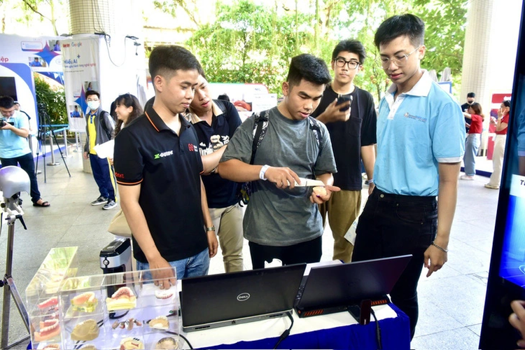 Google showcases AI to Vietnamese students