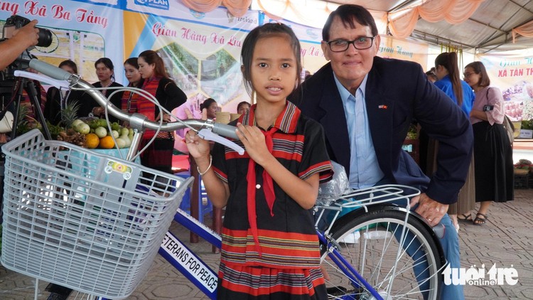 US veterans present new bikes to disadvantaged schoolchildren in Vietnam’s Quang Tri