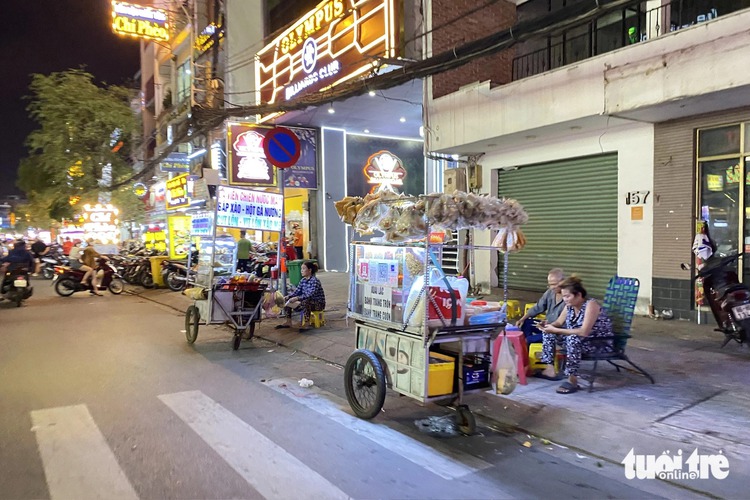 Over 80 street food carts encroach on Ho Chi Minh City street