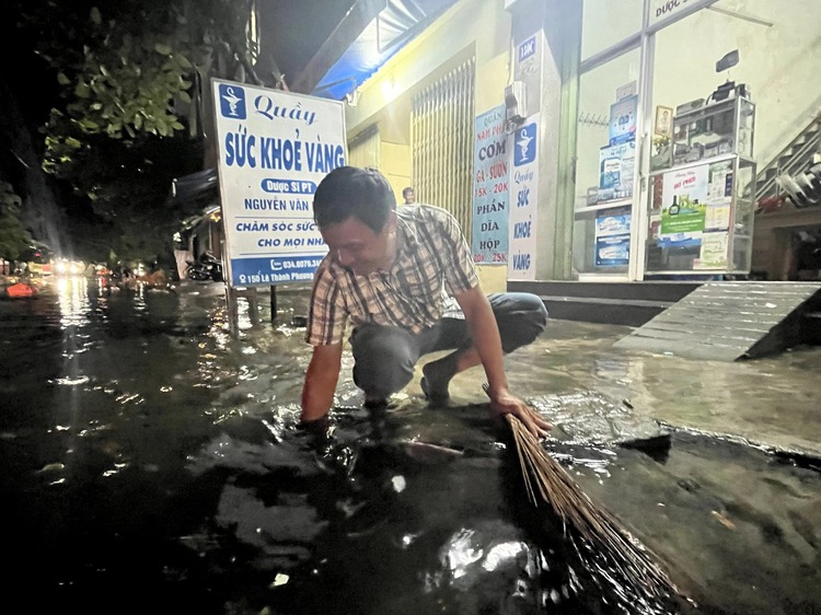 Severe flooding in Vietnam's Phu Yen spurs local residents to manually clear manholes