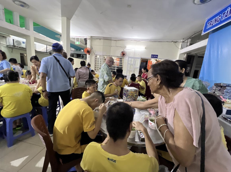 American tears up at orphanage in Ho Chi Minh City