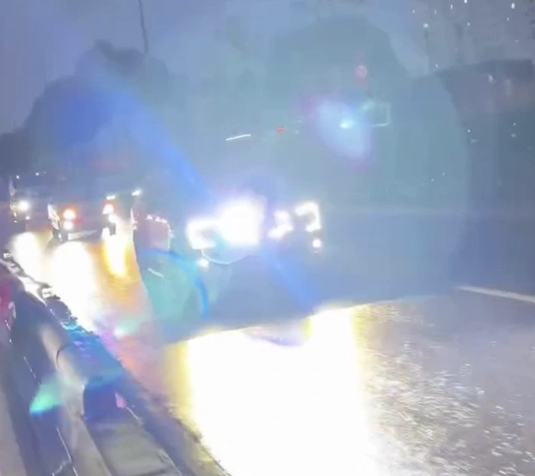 Ho Chi Minh City traffic police book motorist for driving vehicle with flashing lights