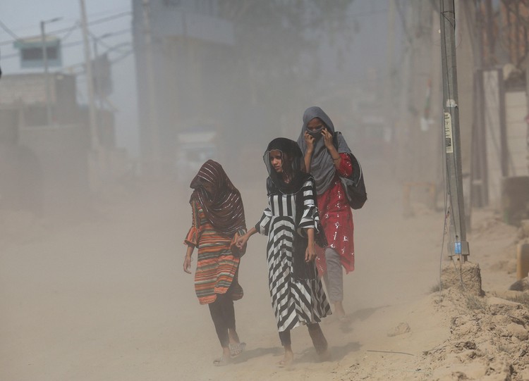 India issues heat wave alert as Delhi posts record high temperature
