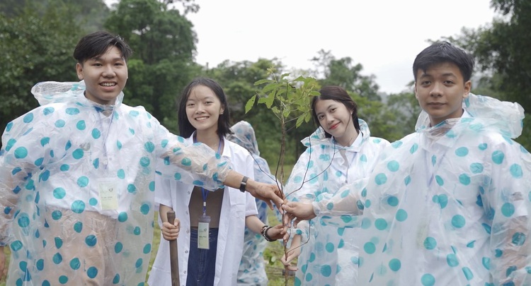 Students plant 1,000 trees in bid to turn Vietnam green