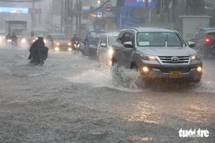 Downpour lashes Ho Chi Minh City due to storm impact