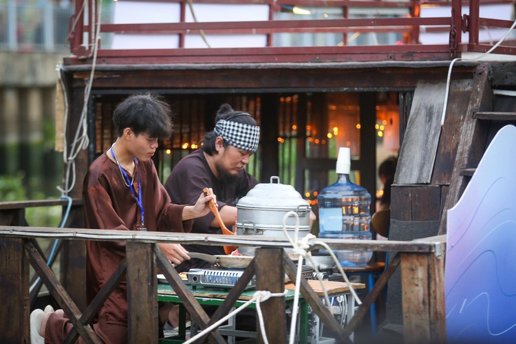 Food enthusiasts throng river festival in Ho Chi Minh City