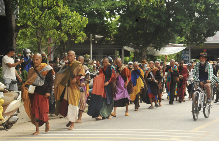 In Vietnam, social phenomenon Thich Minh Tue stops pilgrimage, alms-receiving practice