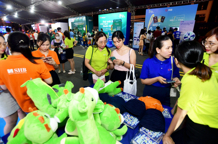 Big discounts offered for online payments to back Cashless Day in Vietnam