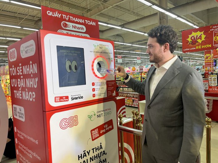 Supermarket chain in Vietnam allows consumers to exchange recyclable garbage for shopping points