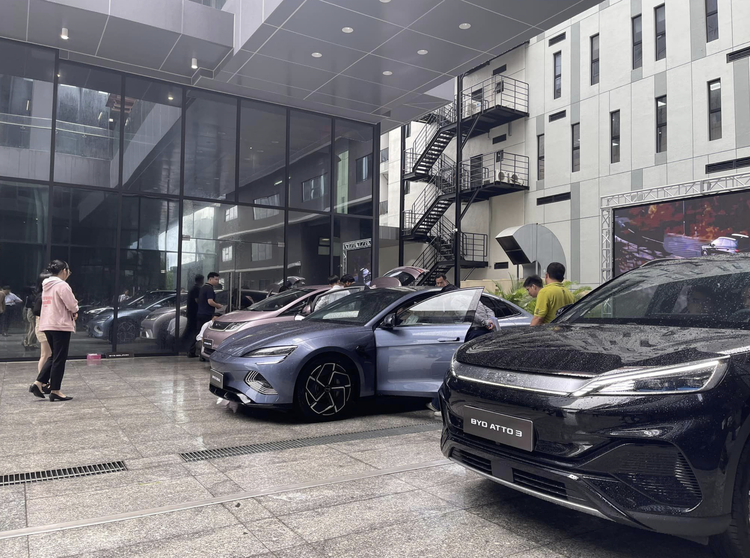 6 Chinese auto models to enter Vietnam this week