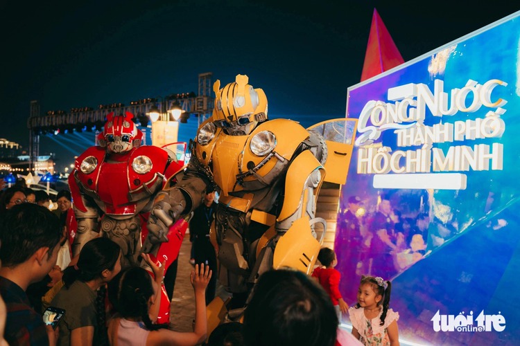 Jaw-dropping 1,100-drone light show wraps up Ho Chi Minh City river fest