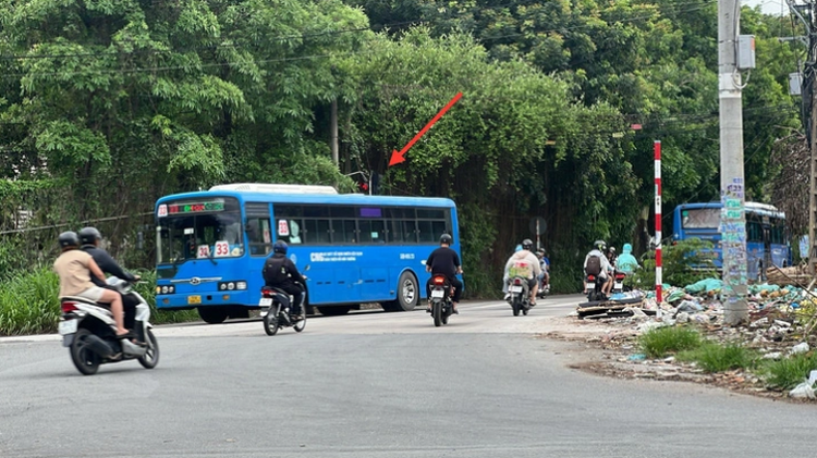 Buses flagrantly run red lights in Vietnam: exposé