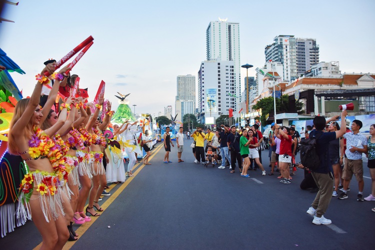 Nha Trang shines bright with carnival of lights