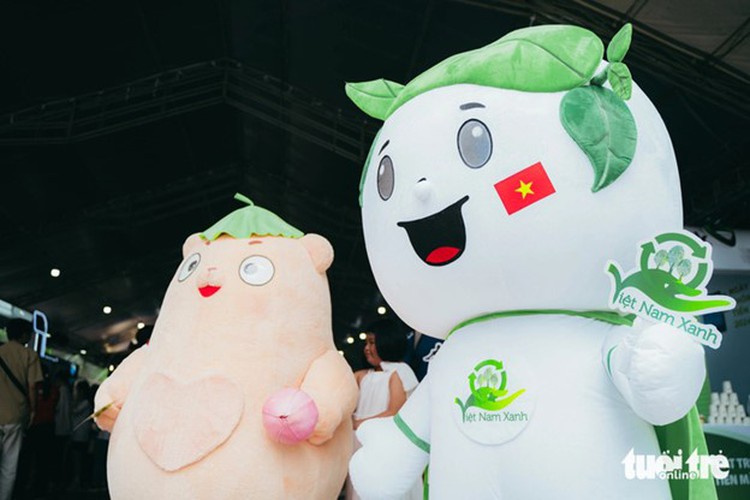 Residents exchange recyclable trash for gifts at Cashless Day Festival in Ho Chi Minh City
