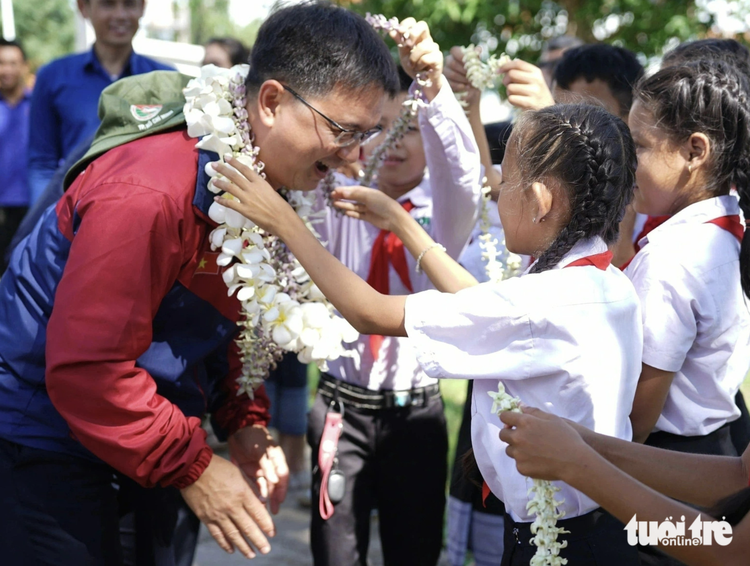 Ho Chi Minh City volunteers embellish classrooms, create playground for Laotian students